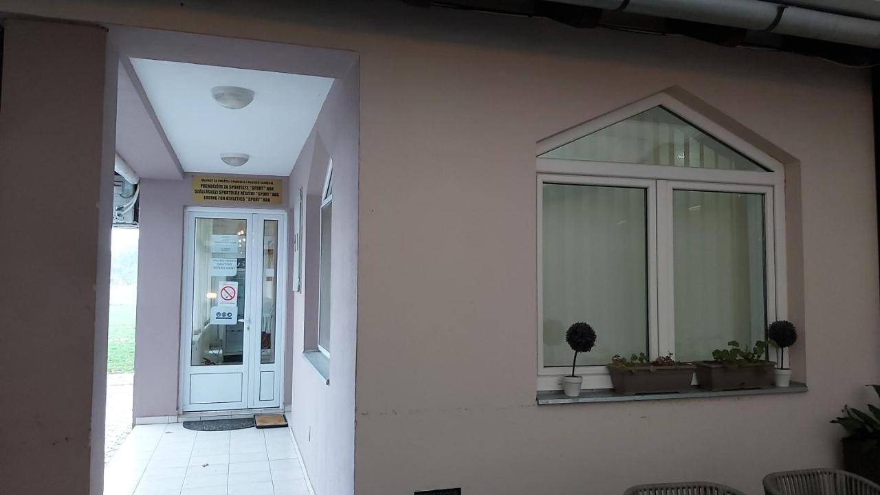 Adica Prenociste Sport Wellness Centar - Bazeni Hostel Ada Екстериор снимка