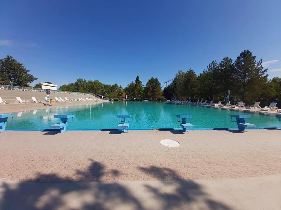 Adica Prenociste Sport Wellness Centar - Bazeni Hostel Ada Екстериор снимка